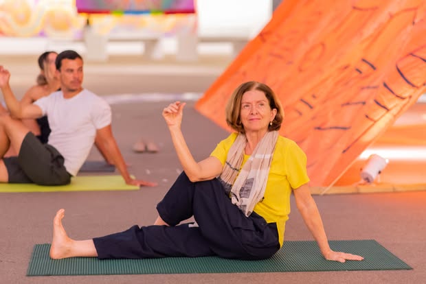 Participantes em prática coletiva de yoga