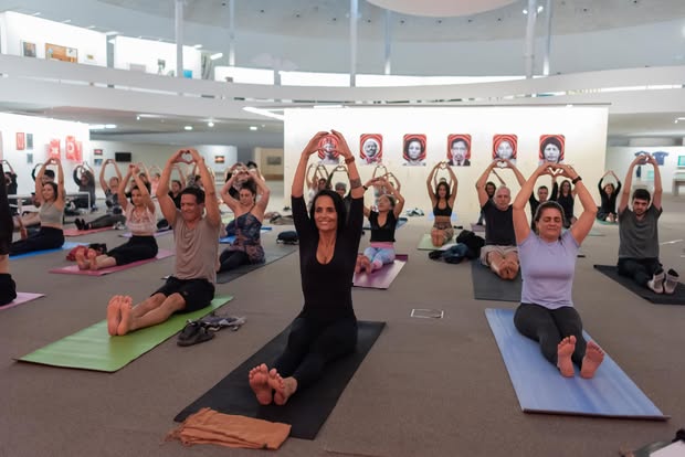 Grupo em aula de yoga