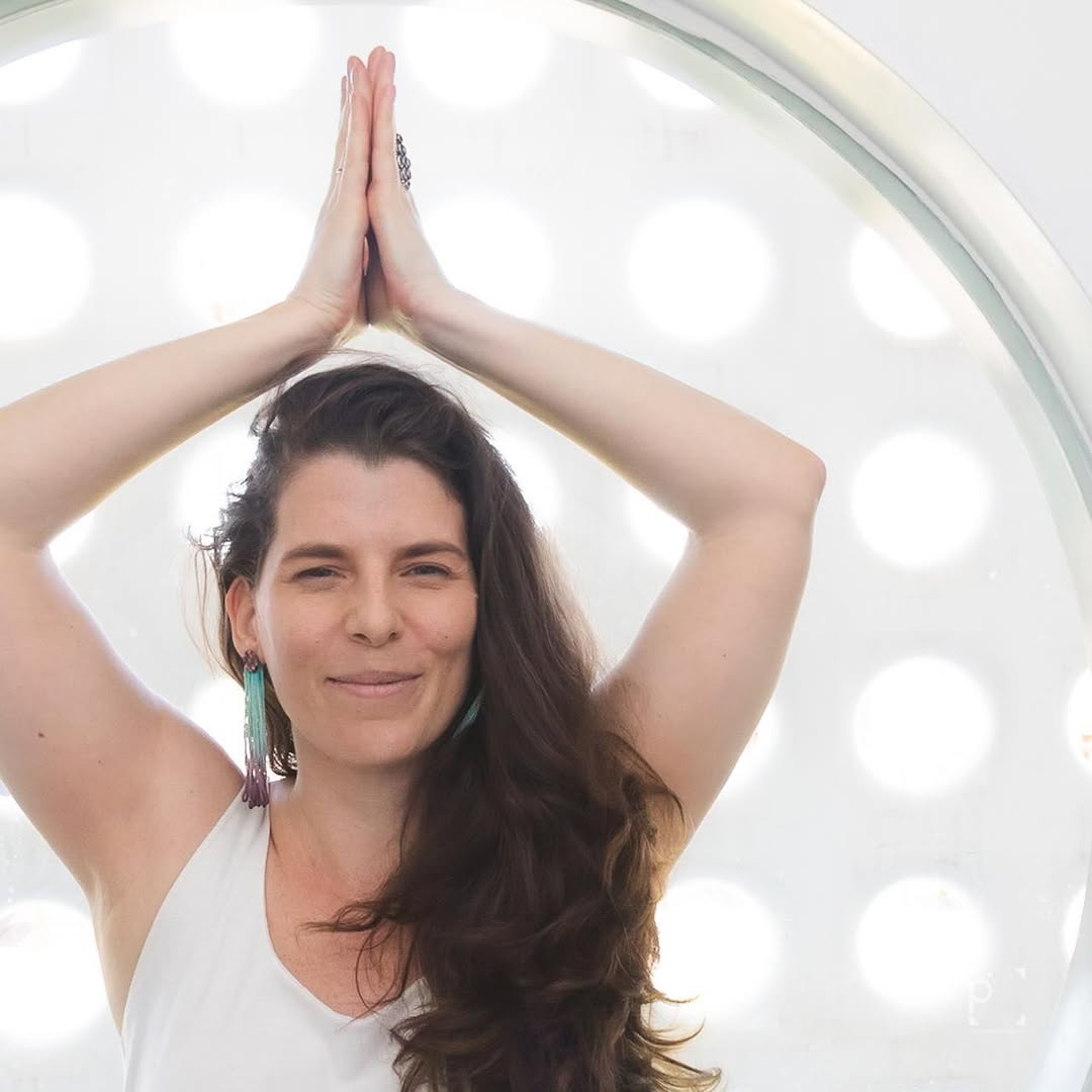 Andrea Hughes em postura de yoga