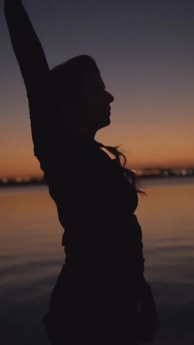 Silhueta de Andrea Hughes ao pôr do sol